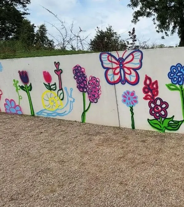 Jongeren spuiten graffiti op muur